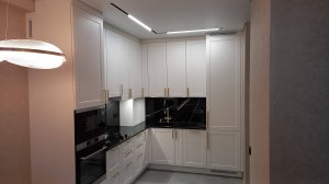 Белая кухня с окрашенными фасадами и каменной столешницей