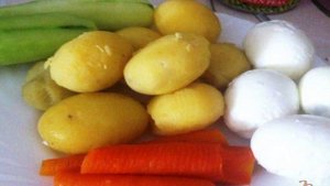 Салат из овощей с копченым кальмаром