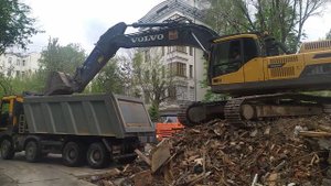 Подача самосвала на погрузку к экскаватору-вывоз строительных отходов