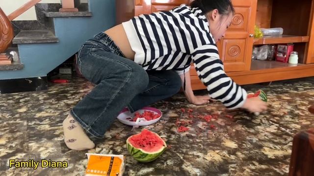 Monkey Diana broke the watermelon because mother didn't care about Diana смотреть онлайн