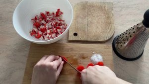 Крабовый салат с помидорами и сыром