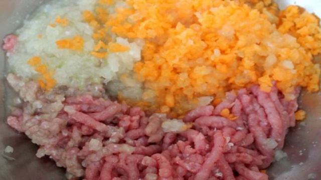 Перец фаршированный телятиной и рисом с помидорами и розмарином