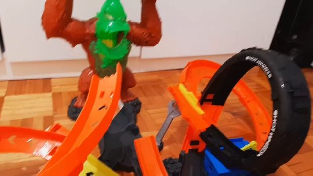 Super Fun Hot Wheels Toxic Gorilla Slam! Hot Wheels City Vs. Toxic Creatures. смотреть онлайн