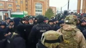 Кадры депортации нелегальных мигрантов, которых поймали во время рейдов в Новосибирске !!!