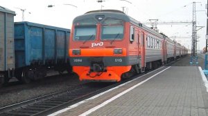 Электропоезд ЭД9М-0113. Битком набитый. Отправление.