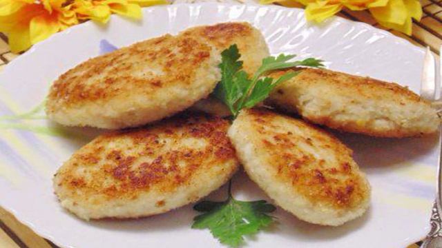 Куриные котлеты с яблоками и вареным яйцом