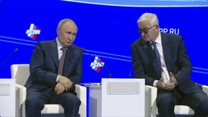 «Не слушайте его, у него работа такая!» — Путин пошутил про Пескова