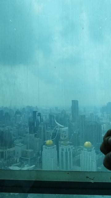 стеклянный лифт в Тайланде в отеле боёк Sky