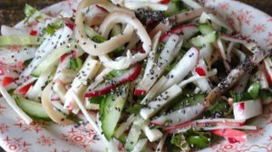 Салат с кальмарами и крабовыми палочками