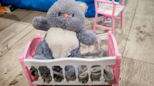 укладываем плюшевого котика спать, детские игры