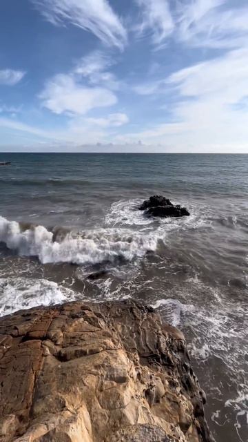Чёрное море- сырные скалы #путешествия#крым#море#жизньуморя