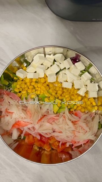 Сочный ПП салат с крабовыми палочками, кукурузой, авокадо и брынзой #рек #салат #ппсалат #рецепт