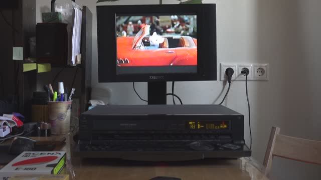 Видеомагнитофон Panasonic NV-HS 1000 смотреть онлайн