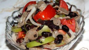 Овощной салат с черной фасолью и куриными желудками