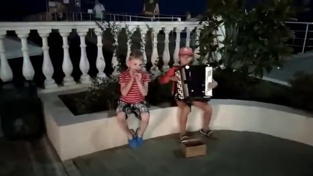 Помогаю мальчику заработать денег. Набережная. Крым. смотреть онлайн