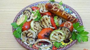 Овощи и сосиски на сковороде гриль