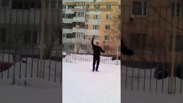 Упражнения с коротким деревянным шестом на игровой площадке зимой (11)