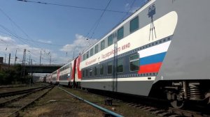 снимаем прибытие двухэтажного поезда под Электровозам ЭП1М-554 с составом