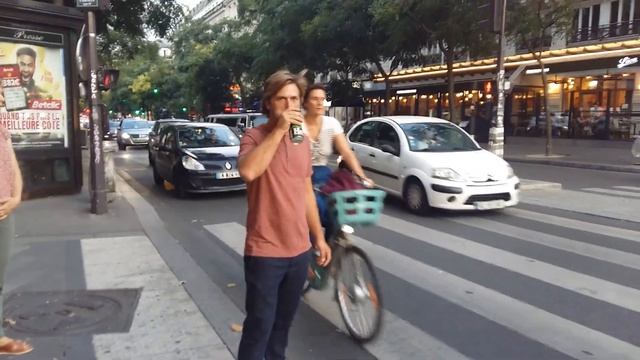 Brad Pitt walking in the streets of Paris смотреть онлайн