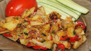 Жареный картофель с паприкой и колбасой