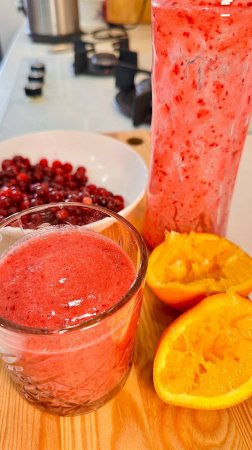 Смузи из клюквы, банана и апельсинового сока.