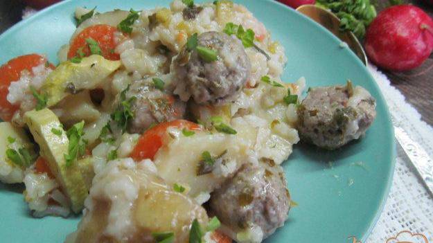 Рисовая каша с овощами и фрикадельками в мультиварке