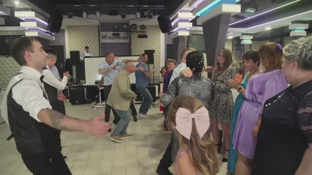 Два команды, кто кого перетанцует смотреть онлайн