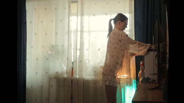 ❤️ Transparent dresser and TV cleaning with Tina in a dress. смотреть онлайн