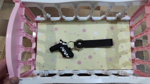 брелок лор с буквой F засыпает в детской кроватке, брелок алфавит лора, alphabet lore