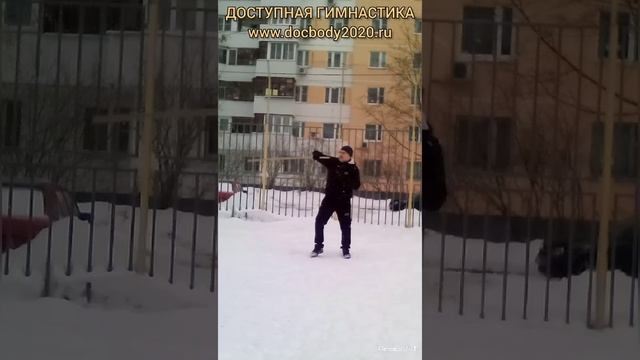 Упражнения с коротким деревянным шестом на игровой площадке зимой (7)