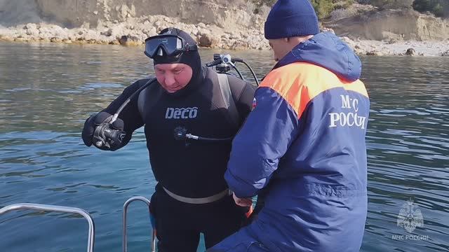 Севастопольские водолазы МЧС России обследуют акваторию в поисках следов мазута смотреть онлайн