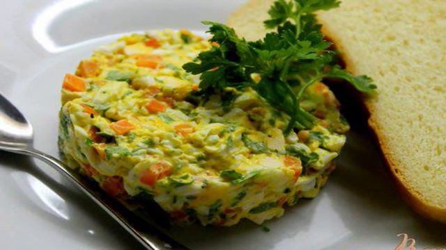 Закуска на гренки из яиц и моркови с зеленью
