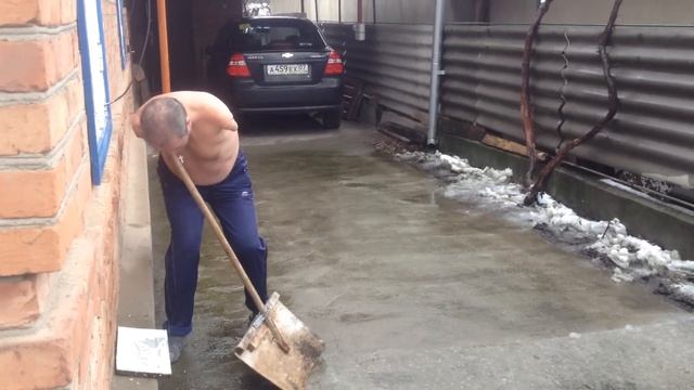 ЧЕЛОВЕК БЕЗ РУК ЧИСТИТ СНЕГ смотреть онлайн