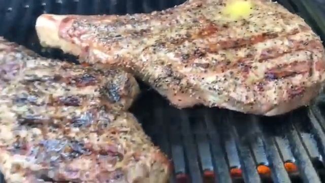 Готовим томагавк стейк на Weber.#smokering#its смотреть онлайн