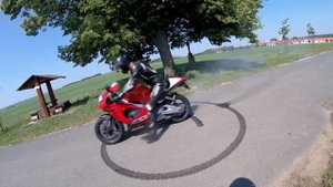Aprilia RSV 1000 Mille burnout