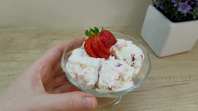 Рецепт вкусного десерта, клубничное мороженое.