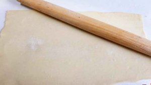 Пирожки с луком и яйцом из слоеного теста