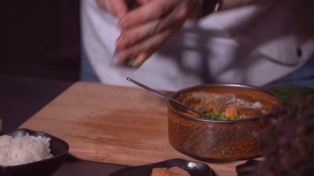 Готовим лёгкую азиатскую закуску из риса и форели