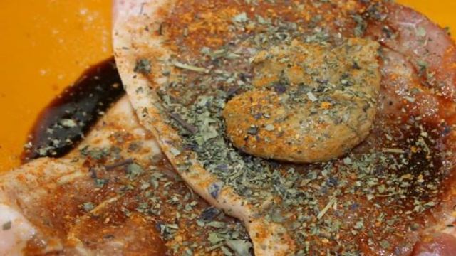 Свиной стейк в маринаде с острой горчицей и имбирем