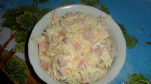 Капустный салат с колбасой