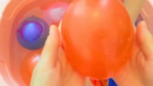 Развивающее видео Для детей Учим цвета Лопаем воздушные Шарики с водой Поем песенку На русском