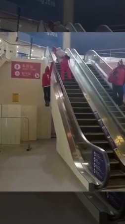 Необычный способ подняться на эскалаторе