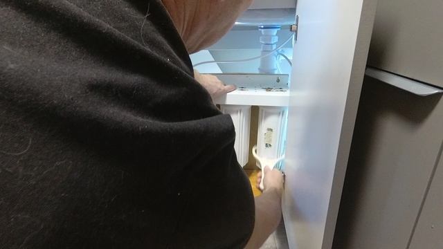 Установка фильтра  в тумбу под раковину. лайфхак.