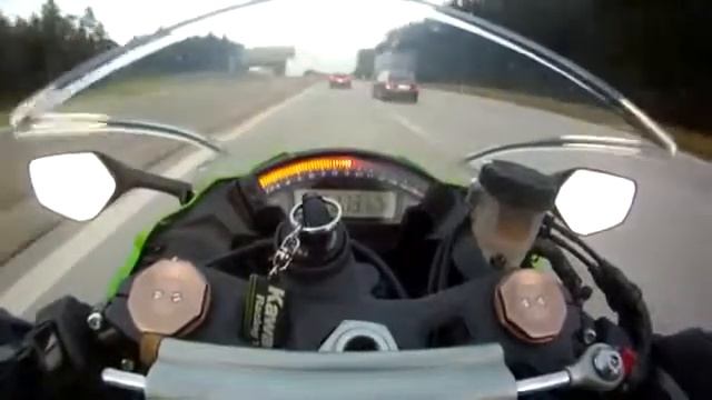 Audi RS6 vs Kawasaki ZX-10R Autobahn 300 kmh