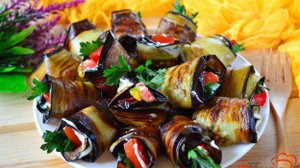 Рулетики из баклажанов с помидором, чесноком и зеленью