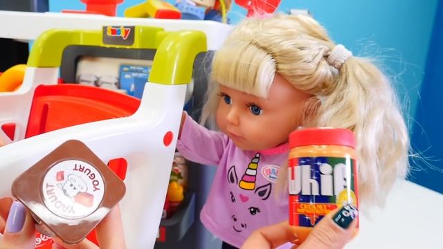 Baby born oyuncak bebek Mira ve Sevcan market alışverişine gidiyorlar. Kız oyunları