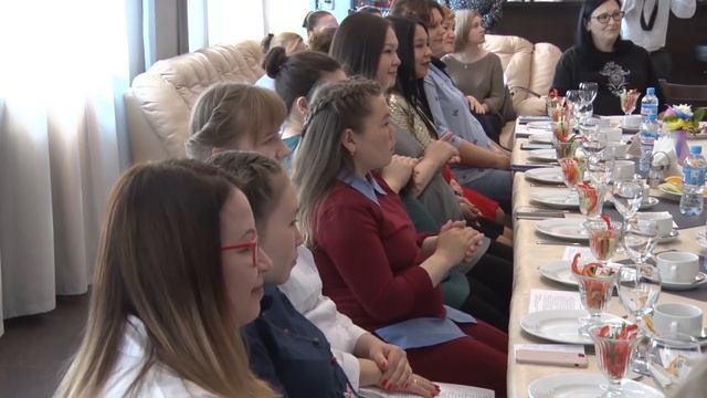 Будущие мамы встретились для полезного общения в кафе Айс. смотреть онлайн