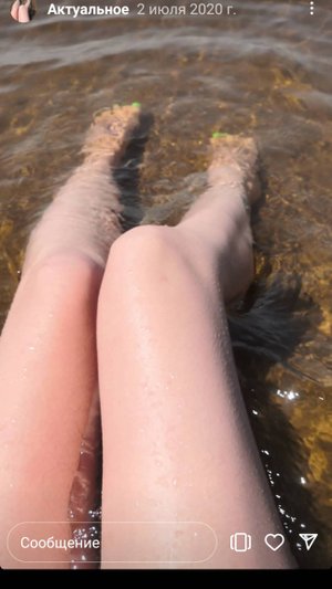 Девушка стоит на носочках 10 минут.