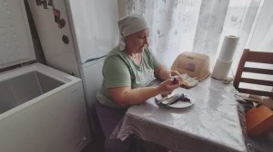 Сельская жизнь женщины/передержала немного/как белка в колесе