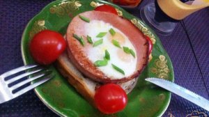 Завтрак с перепелиными яйцами в колбасе